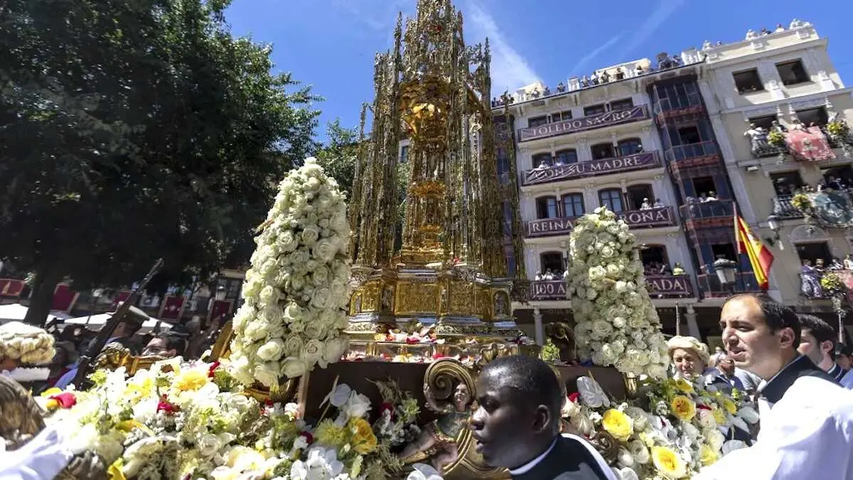 La Custodia de Arfe, labrada en plata y oro por Enrique de Arfe en el siglo XVI, a su paso por la plaza de Zocodover durante la procesi&oacute;n del Corpus Christi de Toledo 2026, con los balcones abarrotados de p&uacute;blico - EFE/Ismael Herrero