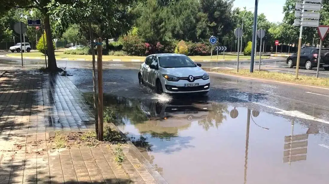 Aver&iacute;a de agua en la calle Retama de Ciudad Real - Fotograf&iacute;a: Lanza