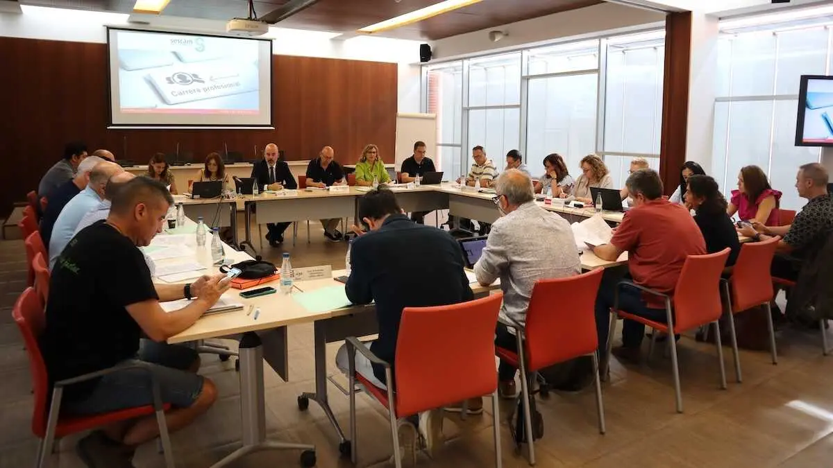 En la imagen un instante de la &uacute;ltima reuni&oacute;n del Sescam con los representantes de los sindicatos para la recuperaci&oacute;n de la carrera profesional sanitaria