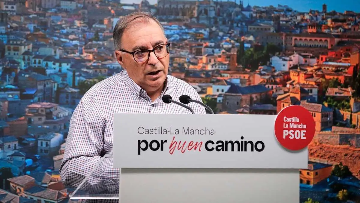El secretario de An&aacute;lisis y Estudios Estrat&eacute;gicos del PSOE de Castilla-La Mancha, Fernando Mora, durante la rueda de prensa que ha ofrecido en la sede de los socialistas en Toledo