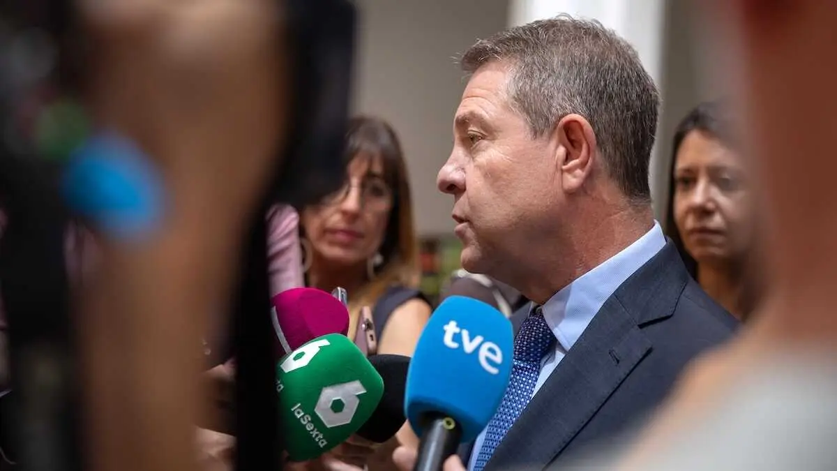 El presidente de Castilla-La Mancha, Emiliano Garc&iacute;a-Page, atendiendo a los medios de comunicaci&oacute;n este viernes en Toledo