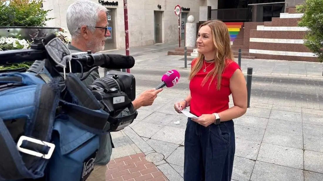 La directora del Instituto de la Mujer de Castilla-La Mancha, Teresa L&oacute;pez, atendiendo a los medios este s&aacute;bado en Guadalajara