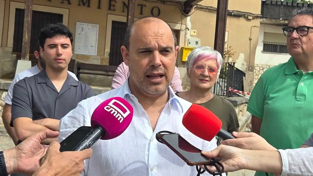 El secretario general del PSOE de Guadalajara y presidente de las Cortes, Pablo Bellido, atendiendo a los medios este s&aacute;bado