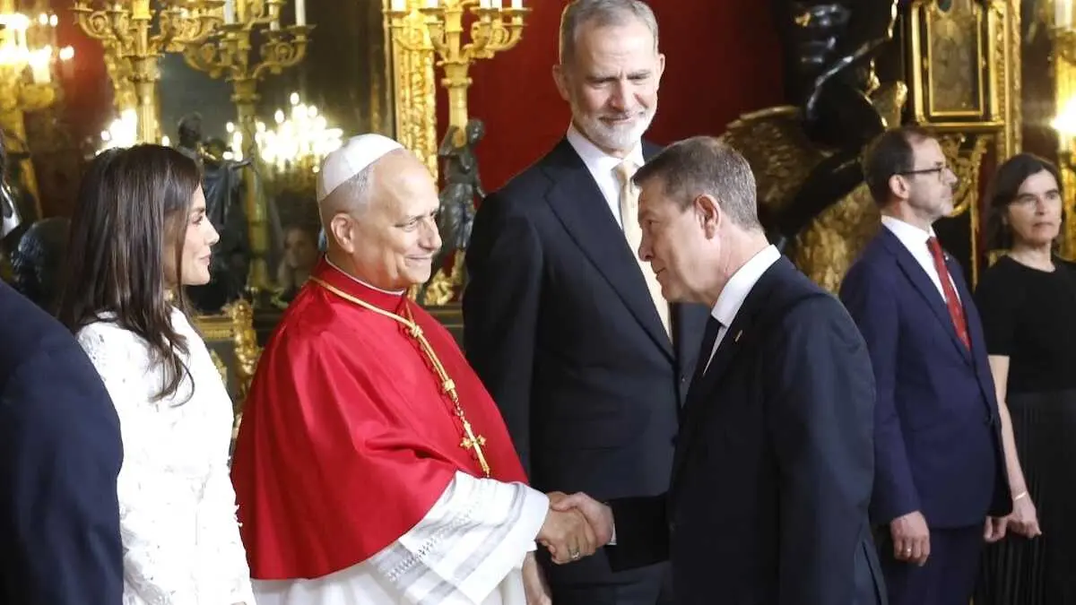El presidente de Castilla-La Mancha, Emiliano Garc&iacute;a-Page, saluda al papa Le&oacute;n XIV en la ceremonia oficial de bienvenida que han ofrecido los reyes en el Palacio Real de Madrid - Fotograf&iacute;a: Casa Real