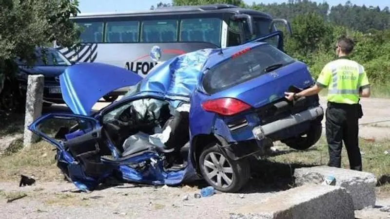 Imagen de archivo de un accidente de tr&aacute;fico con un turismo implicado tras chocar contra un muro