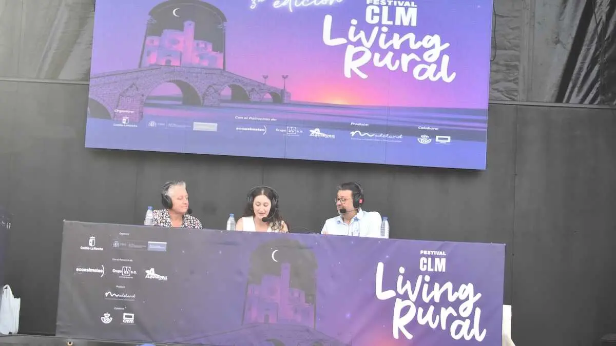 El consejero de Educaci&oacute;n, Cultura y Deportes, Amador Pastor, durante su asistencia a la actividad &lsquo;Living rural&rsquo; que este s&aacute;bado recal&oacute; en la localidad conquense de Villarta