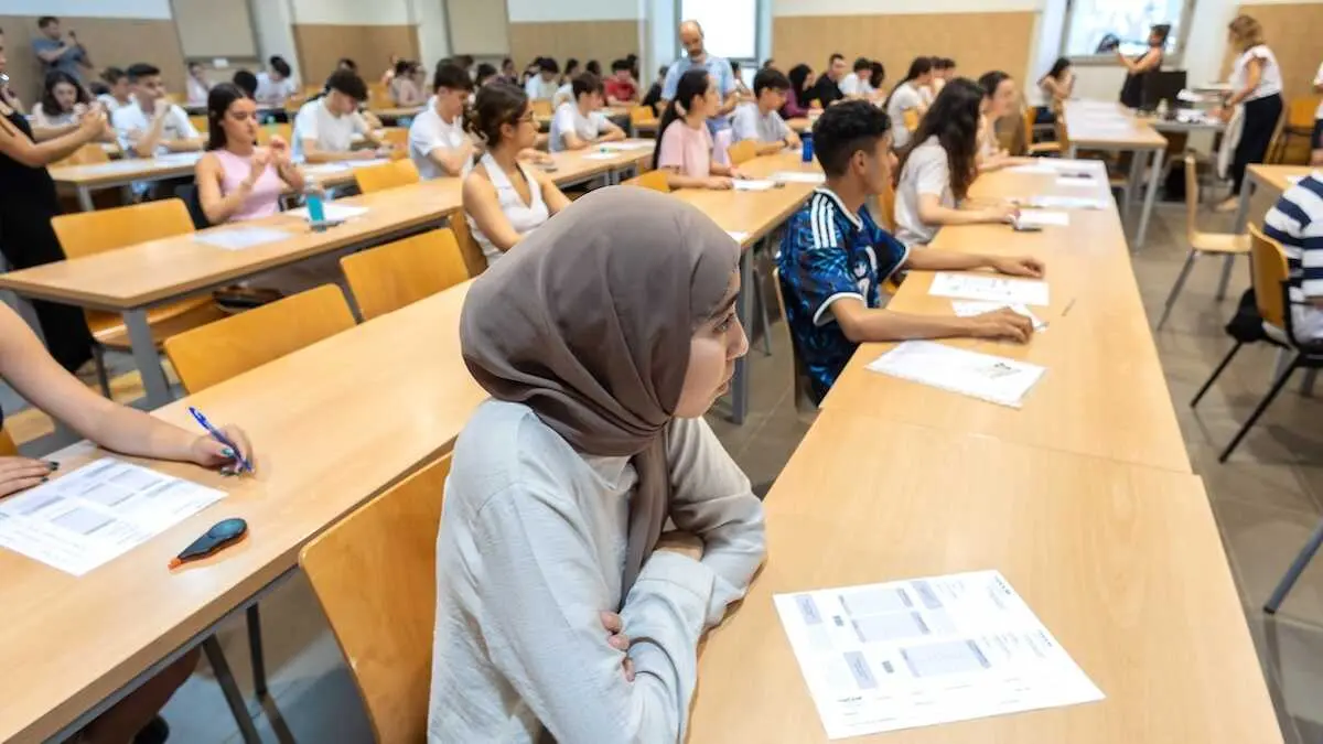 Comienzan las Pruebas de Acceso a la Universidad (PAU) en Castilla-La Mancha, a las que se han inscrito 9.976 estudiantes que realizar&aacute;n los ex&aacute;menes en 33 sedes repartidas por las provincias de Albacete, Ciudad Real, Cuenca y Toledo, ya que los de Guadalajara os realizaron la semana pasada. - EFE/&Aacute;ngeles Visd&oacute;mine, selectividad, EvAU, uclm