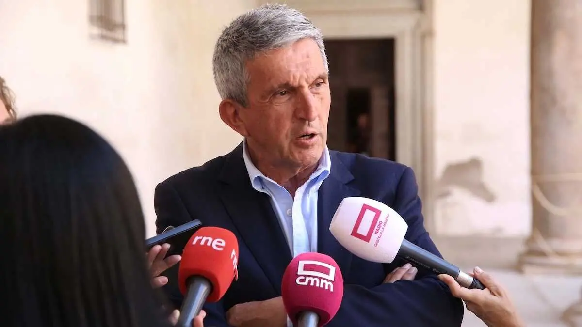 El delegado del Gobierno en Castilla-La Mancha, Jos&eacute; Pablo Sabrido, atendiendo a los medios de comunicaci&oacute;n este lunes en Toledo