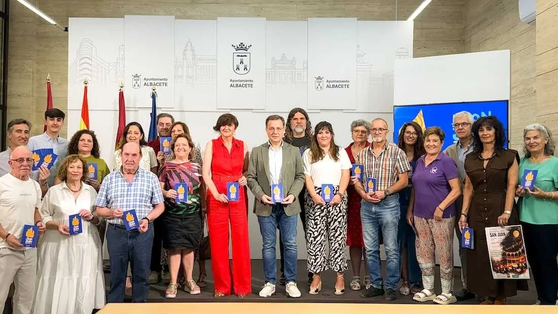 El alcalde de Albacete, Manuel Serrano, ha presentado la programaci&oacute;n de las Fiestas de San Juan 2026