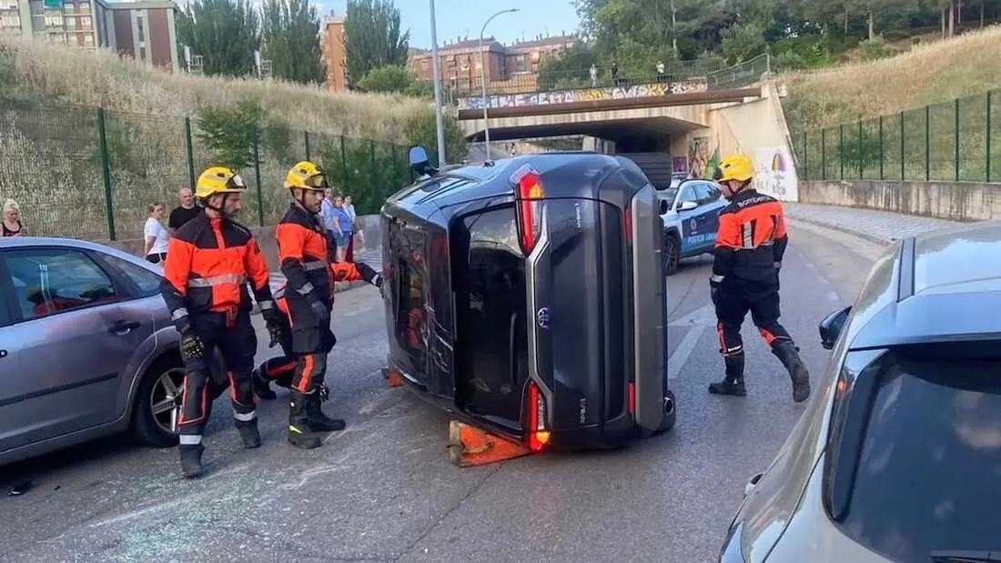 Un choque m&uacute;ltiple deja dos heridos tras volcar un coche en Cuenca, accidente de tr&aacute;fico, choque, colisi&oacute;n, salirse de la v&iacute;a, volcado, salida de v&iacute;a,