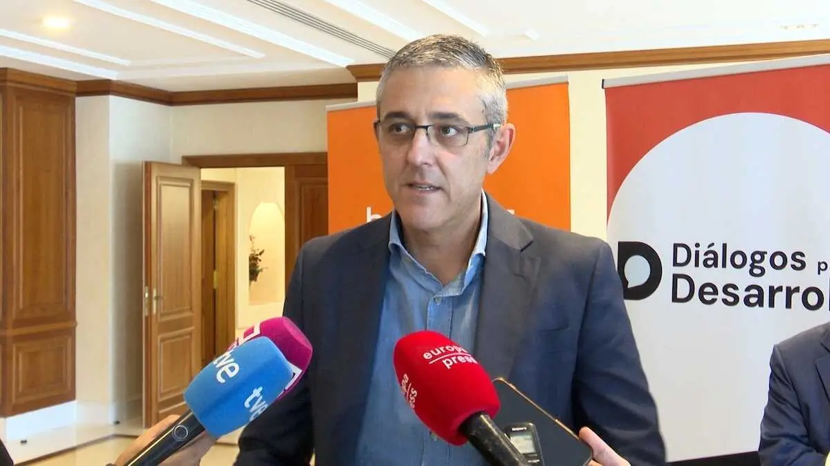 El analista pol&iacute;tico y ex secretario general Del Grupo Parlamentario Socialista en el Congreso de los Diputados, Eduardo Madina, atendiendo a los medios de comunicaci&oacute;n este martes en Toledo.