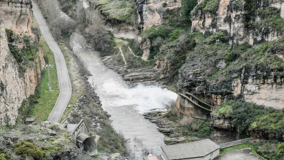 Desembalse de agua en la presa de Alcorlo en Guadalajara