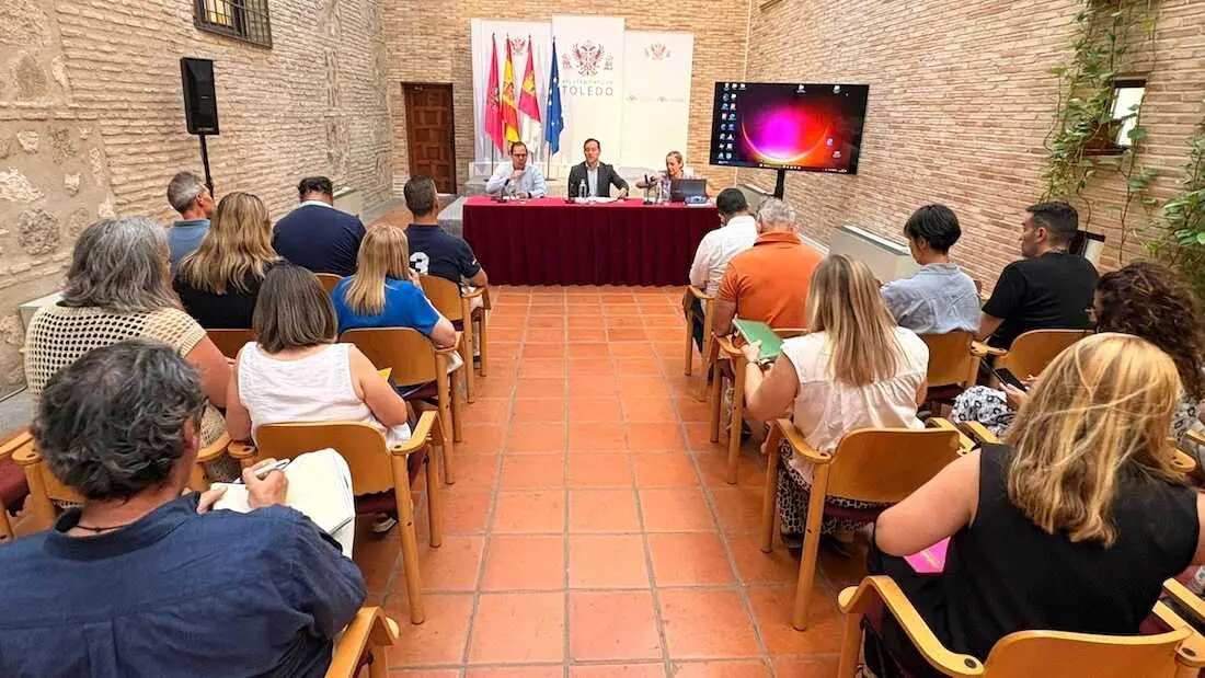 El alcalde de Toledo, Carlos Vel&aacute;zquez, aborda con los colegios de Toledo las ayudas europeas para climatizaci&oacute;n y el nuevo contrato de mantenimiento.