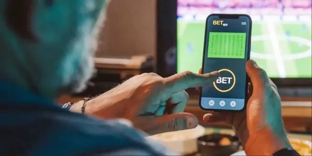 Un hombre apuesta en una aplicaci&oacute;n m&oacute;vil