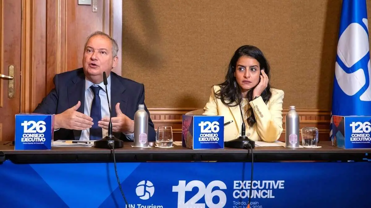 El ministro de Industria y Turismo, Jordi Hereu, junto a la secretaria general de ONU Turismo, Shaikha Nasser Al Nowais, en el marco de la celebraci&oacute;n del CXXVI Consejo Ejecutivo de ONU Turismo, que se celebra estos d&iacute;as en Toledo - EP/Juanma Jim&eacute;nez