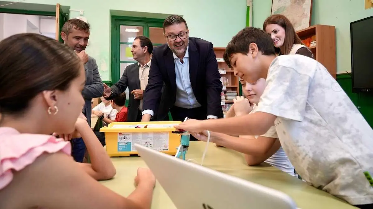 El consejero de Educaci&oacute;n, Cultura y Deportes de Castilla-La Mancha, Amador Pastor, en su visita al CEIP 'Antonia Gonz&aacute;lez' de Tembleque (Toledo).