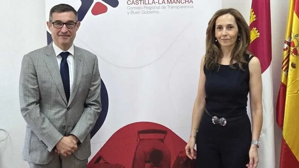 Fernando Mu&ntilde;oz Jim&eacute;nez, presidente del Consejo Regional de Transparencia y Buen Gobierno, y Bel&eacute;n L&oacute;pez Donaire, en representaci&oacute;n del OISP, durante la firma del convenio de colaboraci&oacute;n.