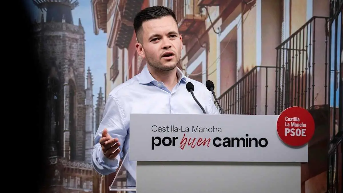El diputado regional del PSOE, &Aacute;lvaro Toconar, durante la rueda de prensa que ha ofrecido en la sede de los socialistas en Toledo.
