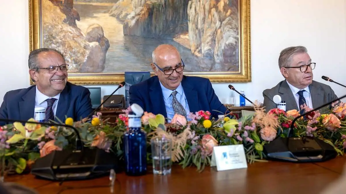 El consejero de Hacienda, Administraciones P&uacute;blicas y Transformaci&oacute;n Digital, Juan Alfonso Ruiz Molina (d), clausura la Jornada Auton&oacute;mica de la Comisi&oacute;n de Coordinaci&oacute;n del Tribunal de Cuentas y los &Oacute;rganos de Control Externo (OCEX); en la sede de la C&aacute;mara de Cuentas de Castilla-La Mancha en Toledo.