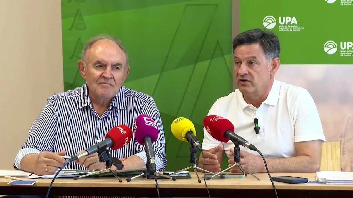 El presidente de Asaja Castilla-La Mancha, Jos&eacute; Mar&iacute;a Fresneda, junto al secretario general de UPA en la regi&oacute;n, Juli&aacute;n Morcillo, durante la rueda de prensa que han ofrecido este viernes en Toledo - EP