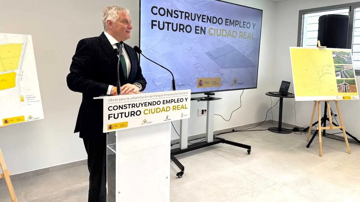 El alcalde de Ciudad Real, Francisco Ca&ntilde;izares, en una imagen de archivo durante la presentaci&oacute;n del Pol&iacute;gono Oretania