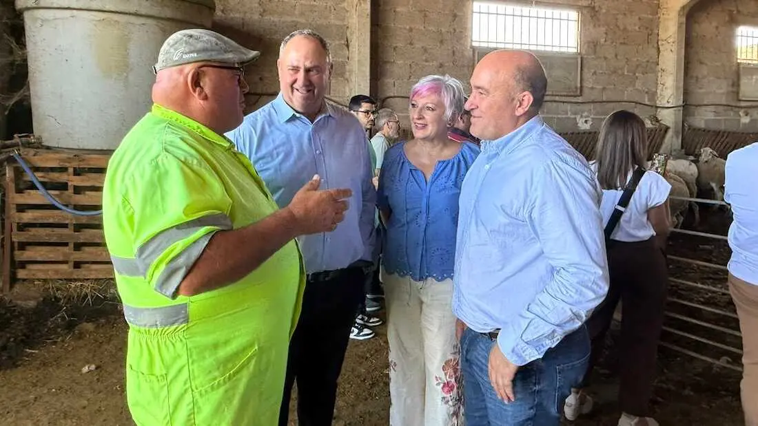 El consejero de Agricultura, Ganader&iacute;a y Desarrollo Rural, Juli&aacute;n Mart&iacute;nez Liz&aacute;n, ha asistido a una de las clases pr&aacute;cticas de un curso de la Escuela de Pastores que se est&aacute; desarrollando esta semana en una explotaci&oacute;n de Molina de Arag&oacute;n (Guadalajara)