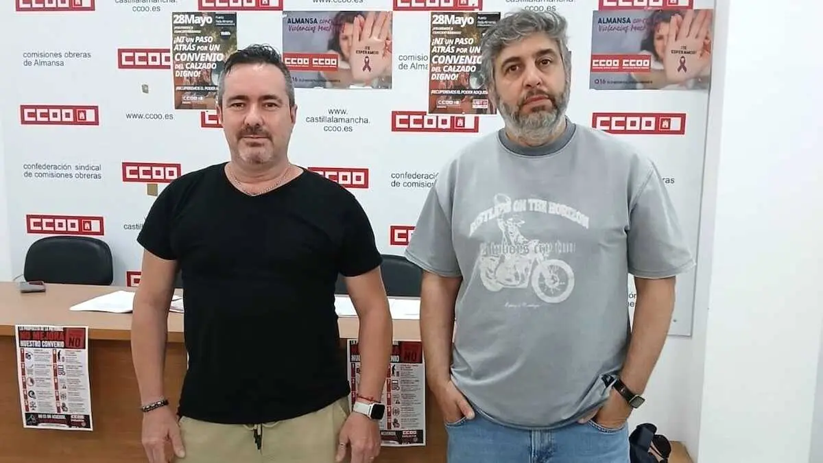 El asesor de CCOO y miembro de la mesa de negociaci&oacute;n del convenio del calzado, Carlos Naval&oacute;n, y el responsable de UGT en la comarca de Almansa, Juan Luis Tom&aacute;s Garc&iacute;a.