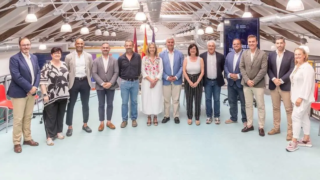 La alcaldesa de Guadalajara, Ana Guarinos, acompa&ntilde;ada de su equipo de gobierno durante la rueda de prensa que ha ofrecido