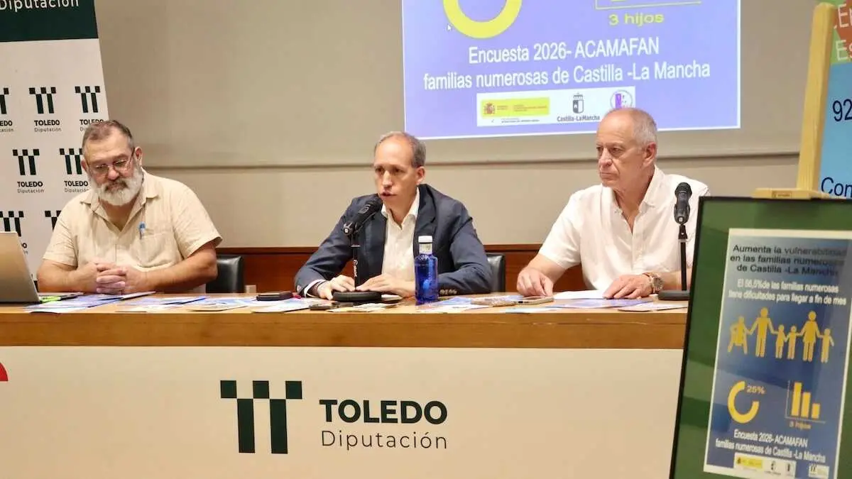 El presidente de Acamafan, Eduardo Galicia (izquierda), y el presidente de Atfan, Jos&eacute; Luis Garc&iacute;a Rufo (derecha), flanquean al diputado provincial de Bienestar Social, Familia y Juventud de la Diputaci&oacute;n de Toledo, Daniel Arias, durante la presentaci&oacute;n de la Encuesta Anual de Familias Numerosas de Castilla-La Mancha.
