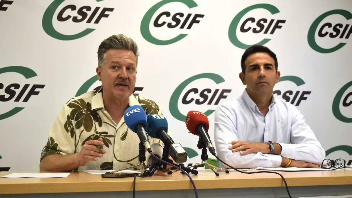 Los representante de CSIF, Juan Luis Mart&iacute;nez y Rub&eacute;n G&oacute;mez, durante la rueda de prensa que han ofrecido para realizar balance del curso escolar que finaliza