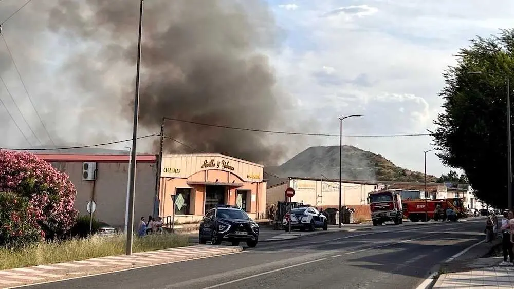 Un bombero afectado al arder una nave de reciclaje en Puertollano (Ciudad Real) - EP