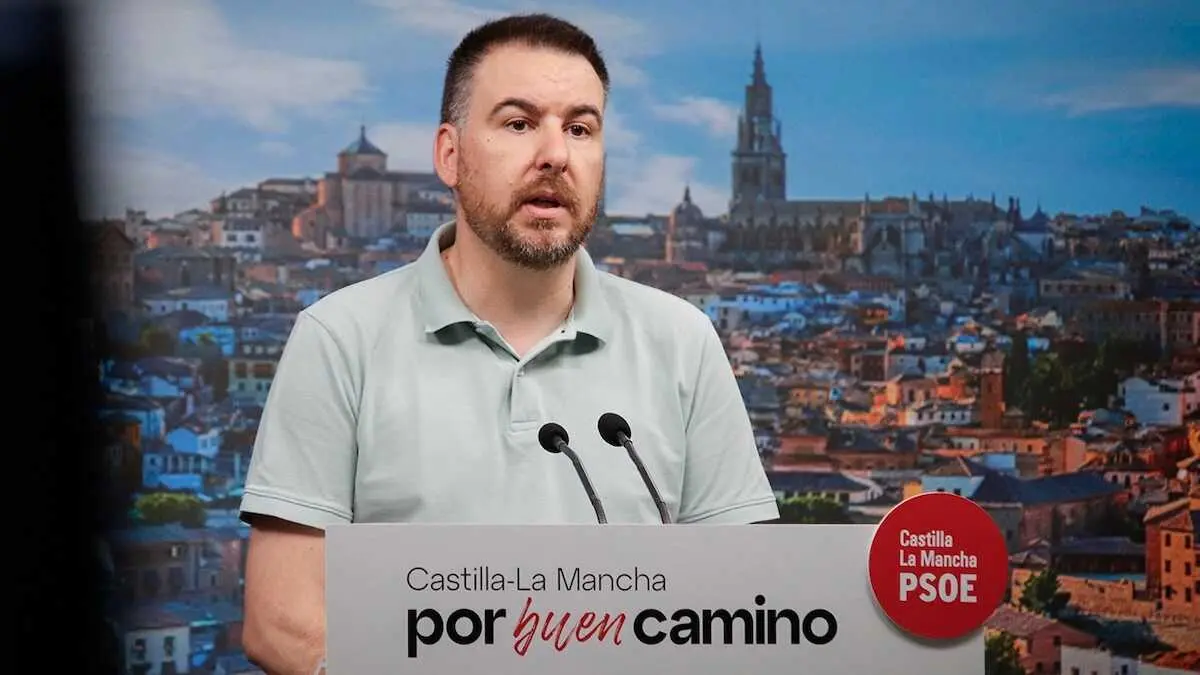 El diputado regional del PSOE, Antonio S&aacute;nchez Requena, durante la rueda de prensa que ha ofrecido en la sede de los socialistas en Toledo.
