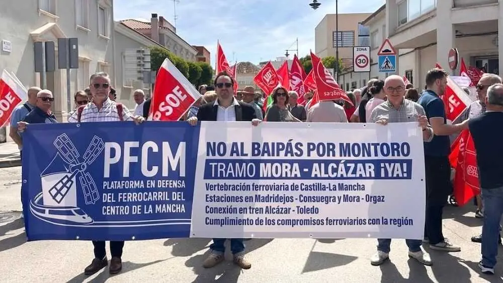 En la imagen de archivo miembros de la Plataforma en Defensa del Ferrocarril del Centro de la Mancha en una de las concentraciones