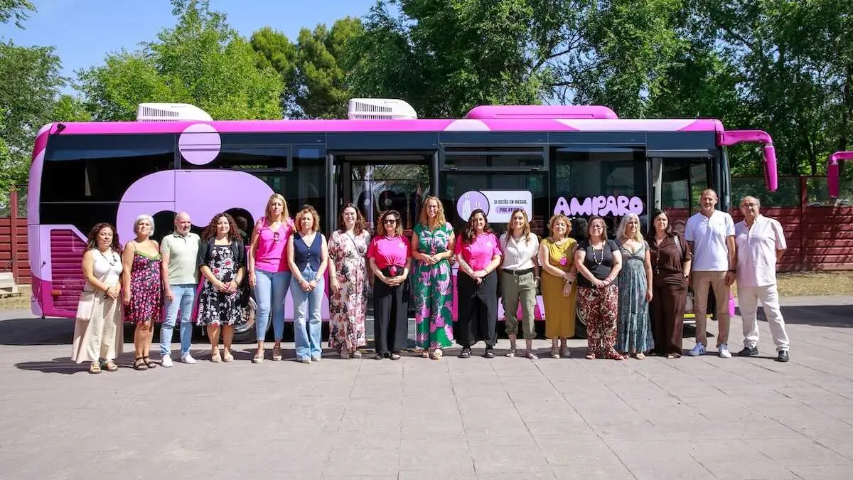La consejera de Igualdad, Sara Sim&oacute;n, presenta los nuevos buses Amparo para la atenci&oacute;n de mujeres v&iacute;ctimas de la violencia sexual. En el aparcamiento del Archivo Regional de Castilla-La Mancha en Toledo.