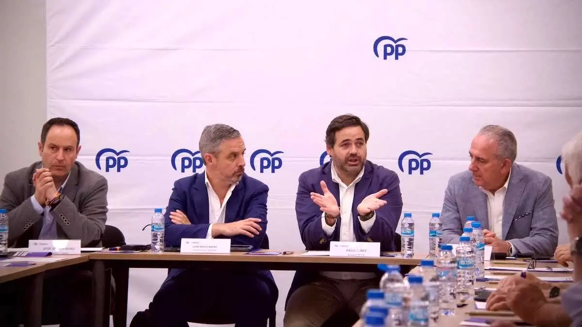 El presidente del PP de Castilla-La Mancha, Paco N&uacute;&ntilde;ez, y el vicesecretario de Hacienda del PP, Juan Bravo, este s&aacute;bado en un encuentro con aut&oacute;nomos en Taranc&oacute;n (Cuenca).