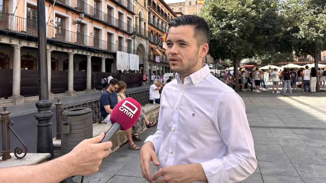 El diputado del grupo socialista en las Cortes de Castilla-La Mancha, &Aacute;lvaro Toconar, atendiendo a los medios este s&aacute;bado en Toledo.