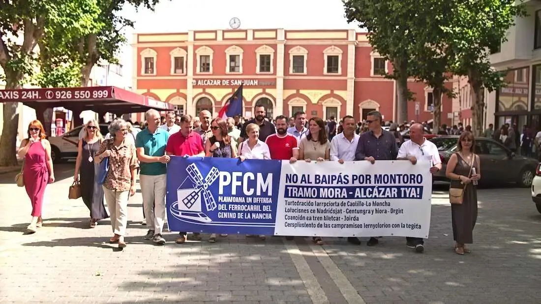 En la imagen miembros de la Plataforma en Defensa del Ferrocarril del Centro de la Mancha y autoridades este s&aacute;bado en la concentraci&oacute;n convocada en Alc&aacute;zar de San Juan (Ciudad Real)