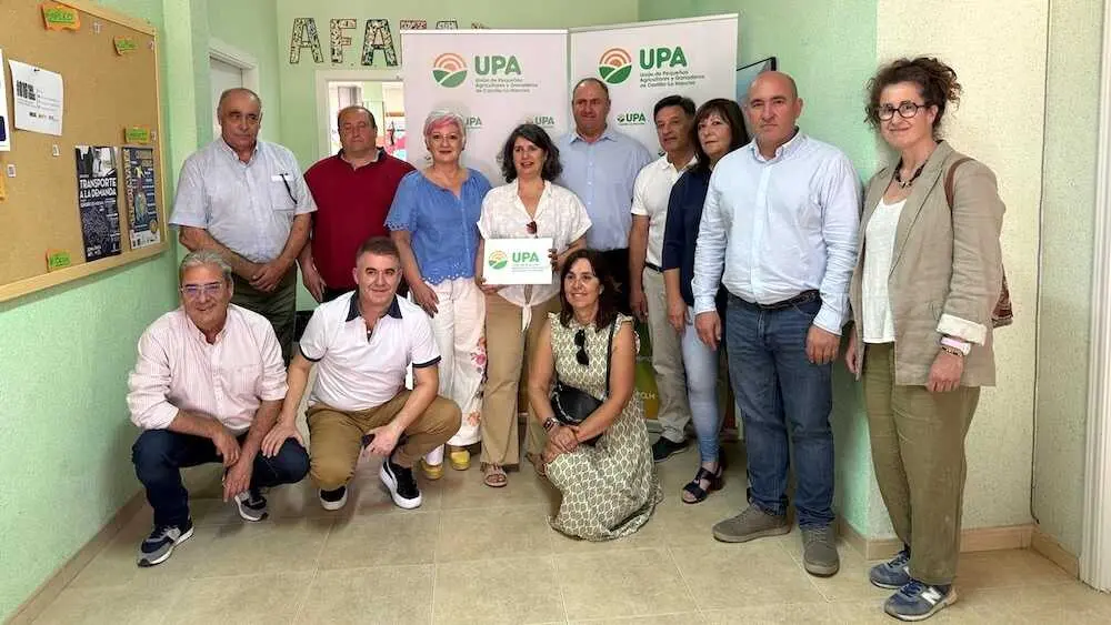 El consejero de Agricultura, Ganader&iacute;a y Desarrollo Rural, Juli&aacute;n Mart&iacute;nez Liz&aacute;n, en su visita a la nueva sede de UPA en Molina de Arag&oacute;n (Guadalajara).