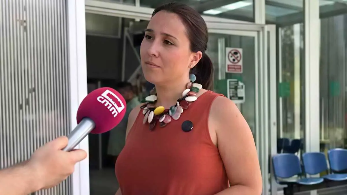 La portavoz del PP de Castilla-La Mancha, Alejandra Hern&aacute;ndez, atendiendo a los medios este domingo en Illescas (Toledo)