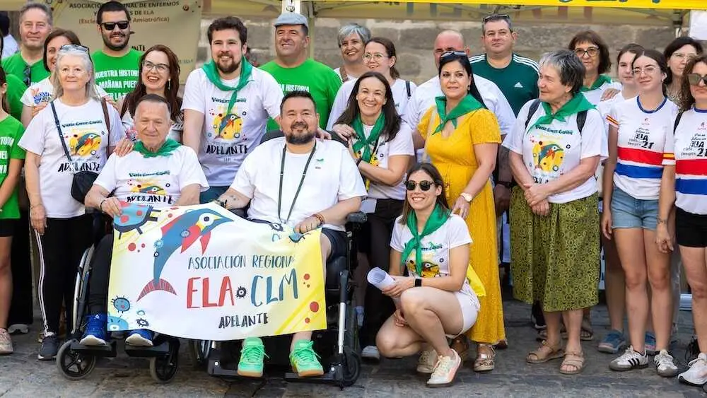 Concentraci&oacute;n por la ELA con motivo del D&iacute;a Mundial de esta enfermedad, convocada por la asociaci&oacute;n ELA CLM-AdELAnte, este domingo en Toledo - EFE/&Aacute;ngeles Visd&oacute;mine