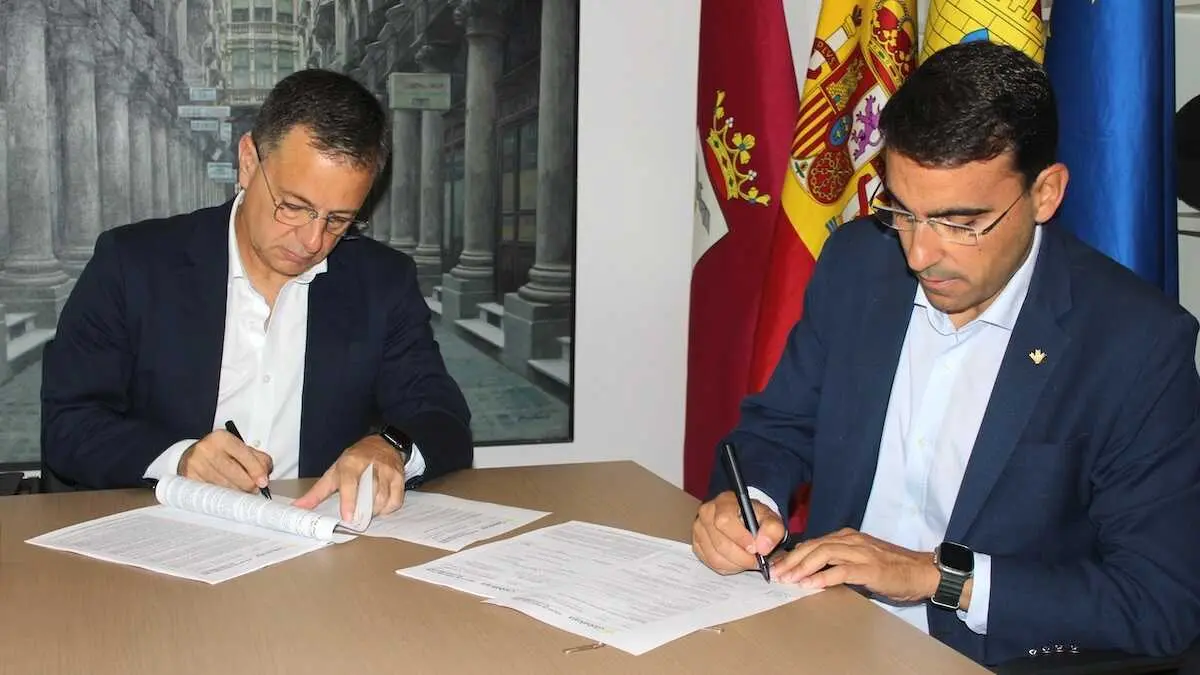El alcalde de Albacete, Manuel Serrano, y el director general de Globalcaja, Pedro Palacios, durante la firma de la operaci&oacute;n crediticia.