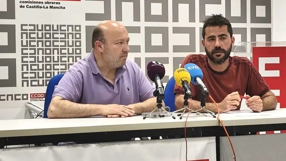 El secretario general de CCOO Guadalajara, Javier Morales (d), y el secretario de Acci&oacute;n Sindical de la Federaci&oacute;n de Servicios de CCOO Castilla-La Mancha, Santiago Zafrilla (i).