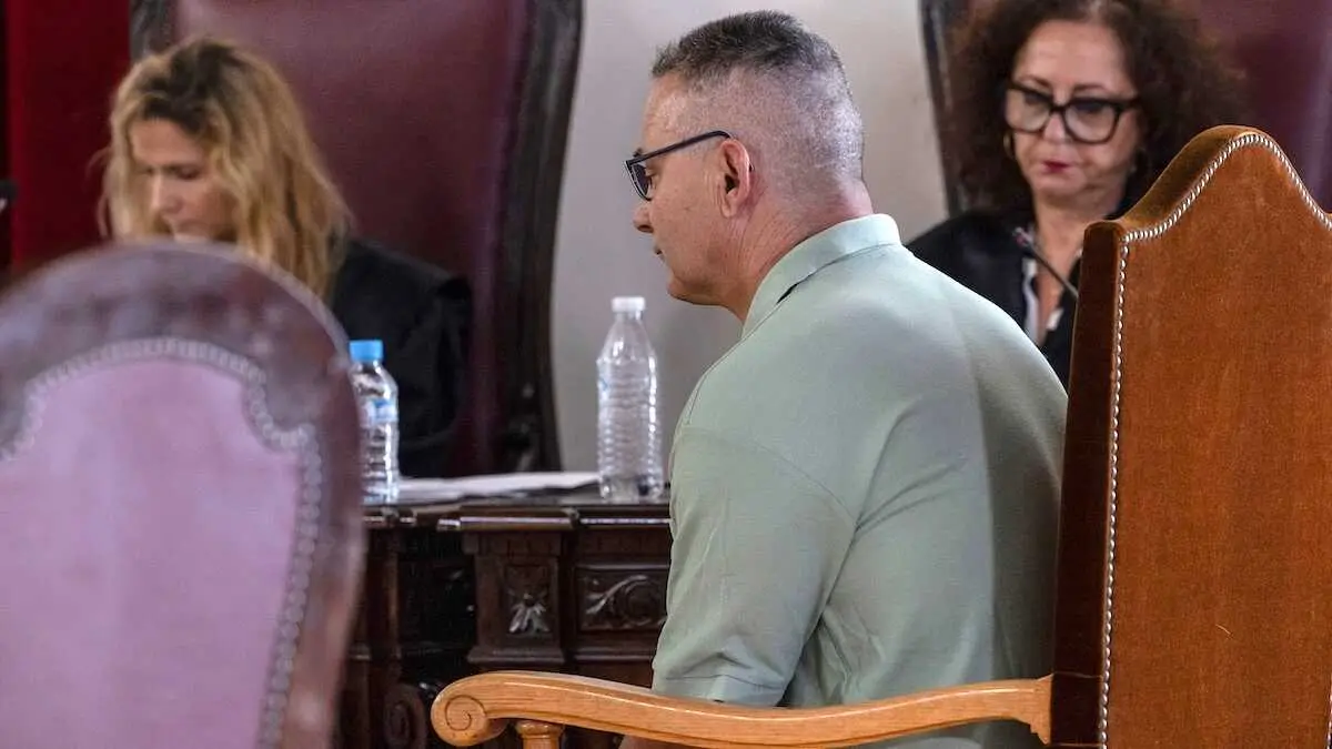 El acusado de matar a su exmujer, que estaba embarazada y cuyo feto tambi&eacute;n muri&oacute;, en diciembre de 2022 en Escalona (Toledo)y para quien la Fiscal&iacute;a pide 33 a&ntilde;os de c&aacute;rcel, durante el juicio con jurado popular que se sigue contra &eacute;l en la Audiencia Provincial de Toledo - EFE/&Aacute;ngeles Visd&oacute;mine