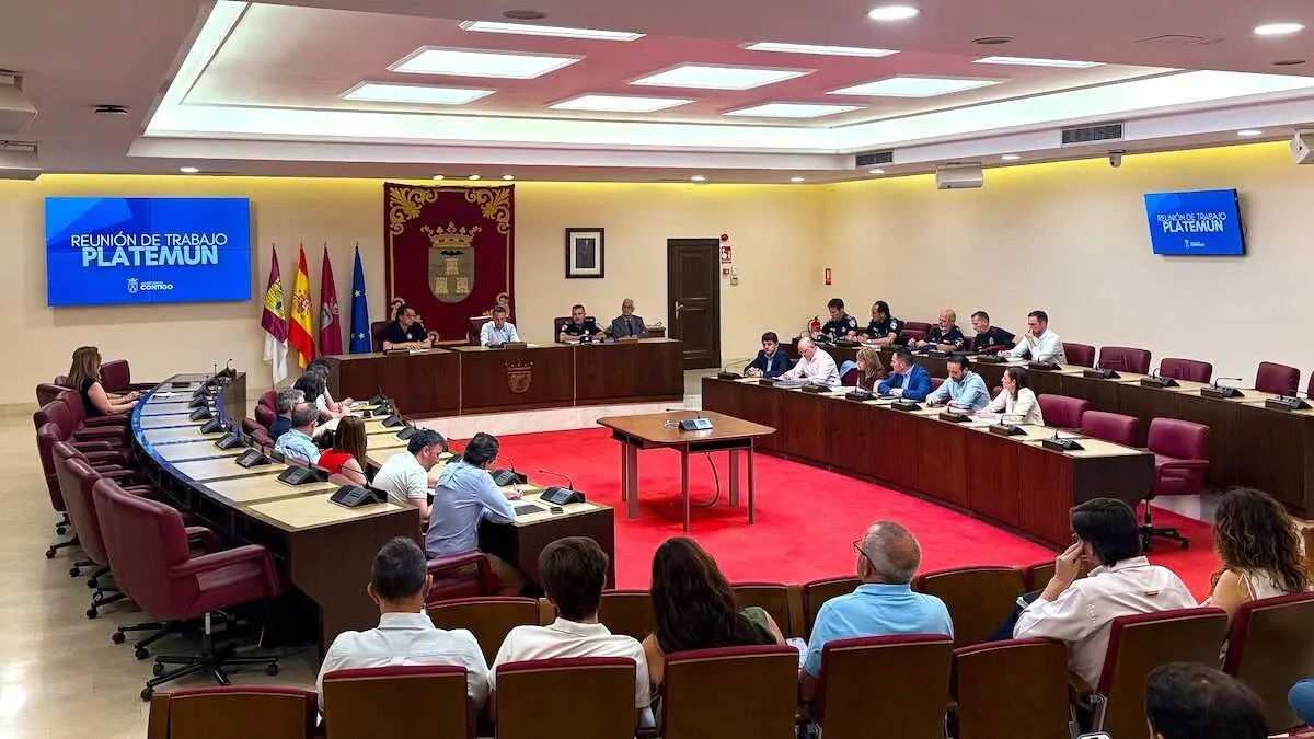 El alcalde de Albacete, Manuel Serrano, preside en el Sal&oacute;n de Plenos del Ayuntamiento una reuni&oacute;n del Comit&eacute; de Emergencias del Plan Territorial de Emergencia Municipal (Platemun)