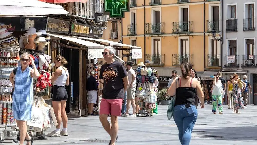 Varios turistas pasean por Toledo. La primera ola de calor de la temporada que arrancaba este domingo en Espa&ntilde;a est&aacute; dejando temperaturas superiores a 39-40 grados en gran parte de la Pen&iacute;nsula y Baleares - EFE/&Aacute;ngeles Visd&oacute;mine