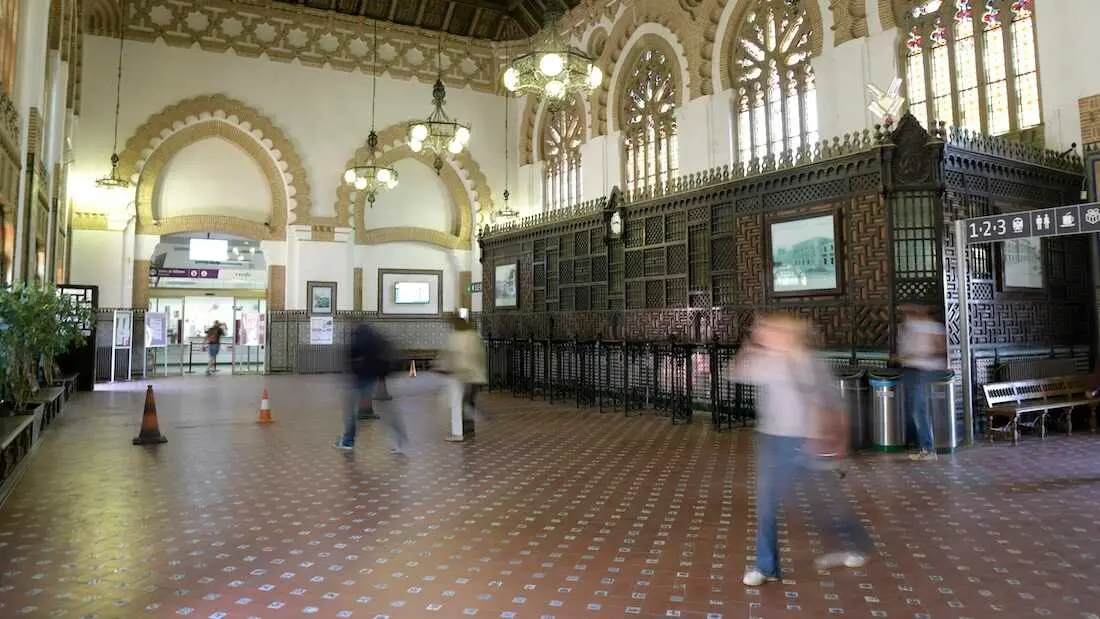 En la imagen el vest&iacute;bulo interior de la estaci&oacute;n de ferrocarril de Toledo