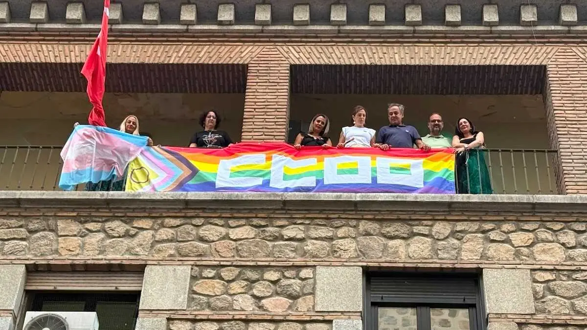 Colocaci&oacute;n de la bandera LGTBI+ este martes en la sede de CCOO en Toledo