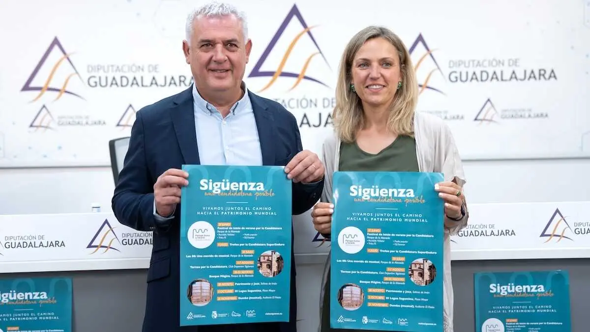 El presidente de la Diputaci&oacute;n de Guadalajara, Jos&eacute; Luis Vega, y la alcaldesa de Sig&uuml;enza, Mar&iacute;a Jes&uacute;s Merino