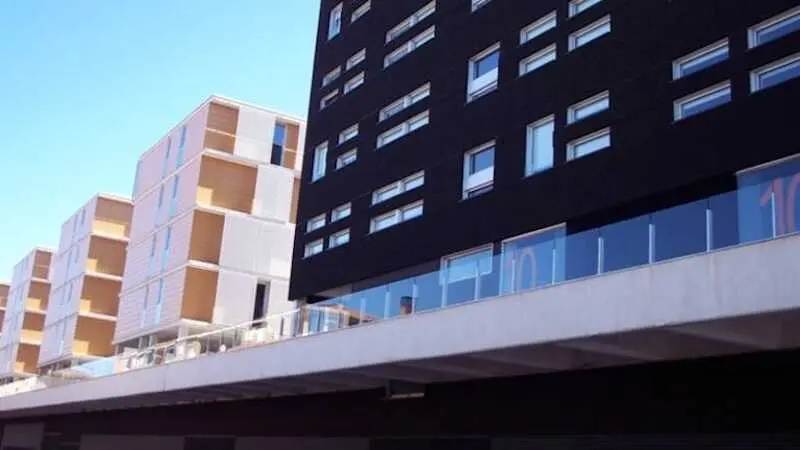 Imagen de archivo de los denominados 'pisos negros' del Pol&iacute;gono de Toledo, situados en Yedra 8