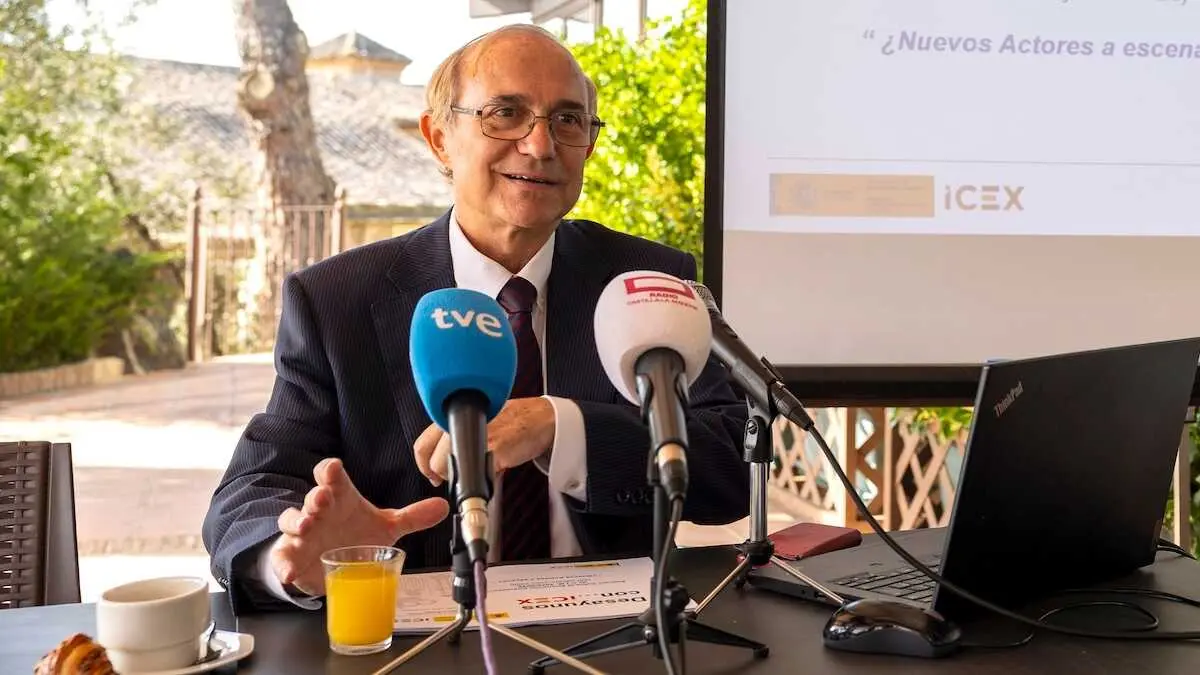 El director territorial de Comercio y del ICEX en Castilla-La Mancha, Pedro Antonio Morej&oacute;n, durante la presentaci&oacute;n del Estudio sobre la Econom&iacute;a Internacional de Castilla-La Mancha 2025-2026 (XXIX edici&oacute;n), '&iquest;Nuevos actores en la escena mundial?', este mi&eacute;rcoles en Toledo - EFE/&Aacute;ngeles Visd&oacute;mine